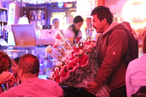 colombian bar rose seller