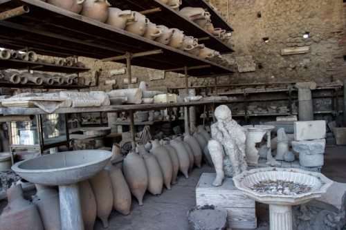 pompeii pottery with body (2)