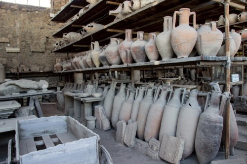 pompeii pottery with body